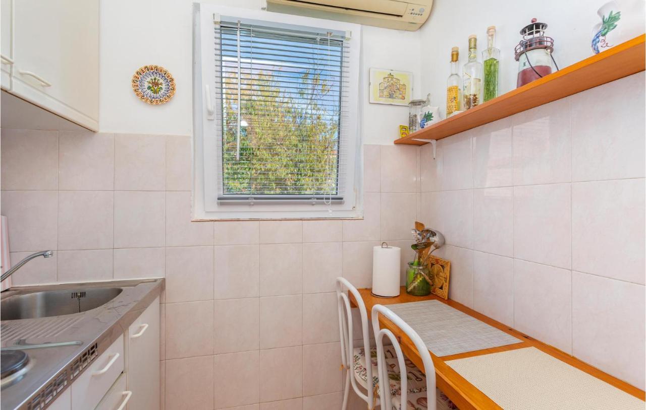 1 Bedroom Beautiful Apartment In Linardici Ngoại thất bức ảnh