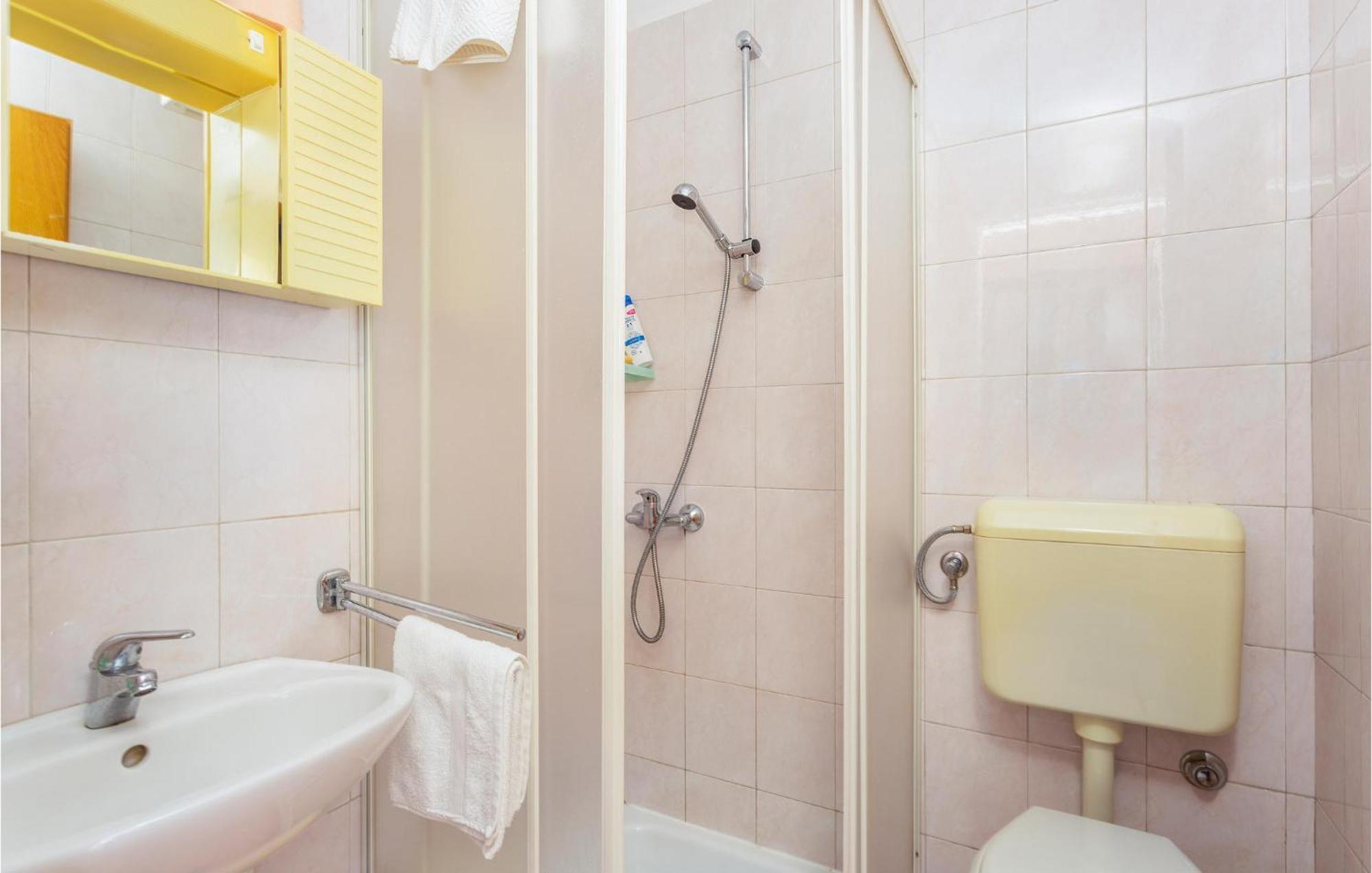 1 Bedroom Beautiful Apartment In Linardici Ngoại thất bức ảnh