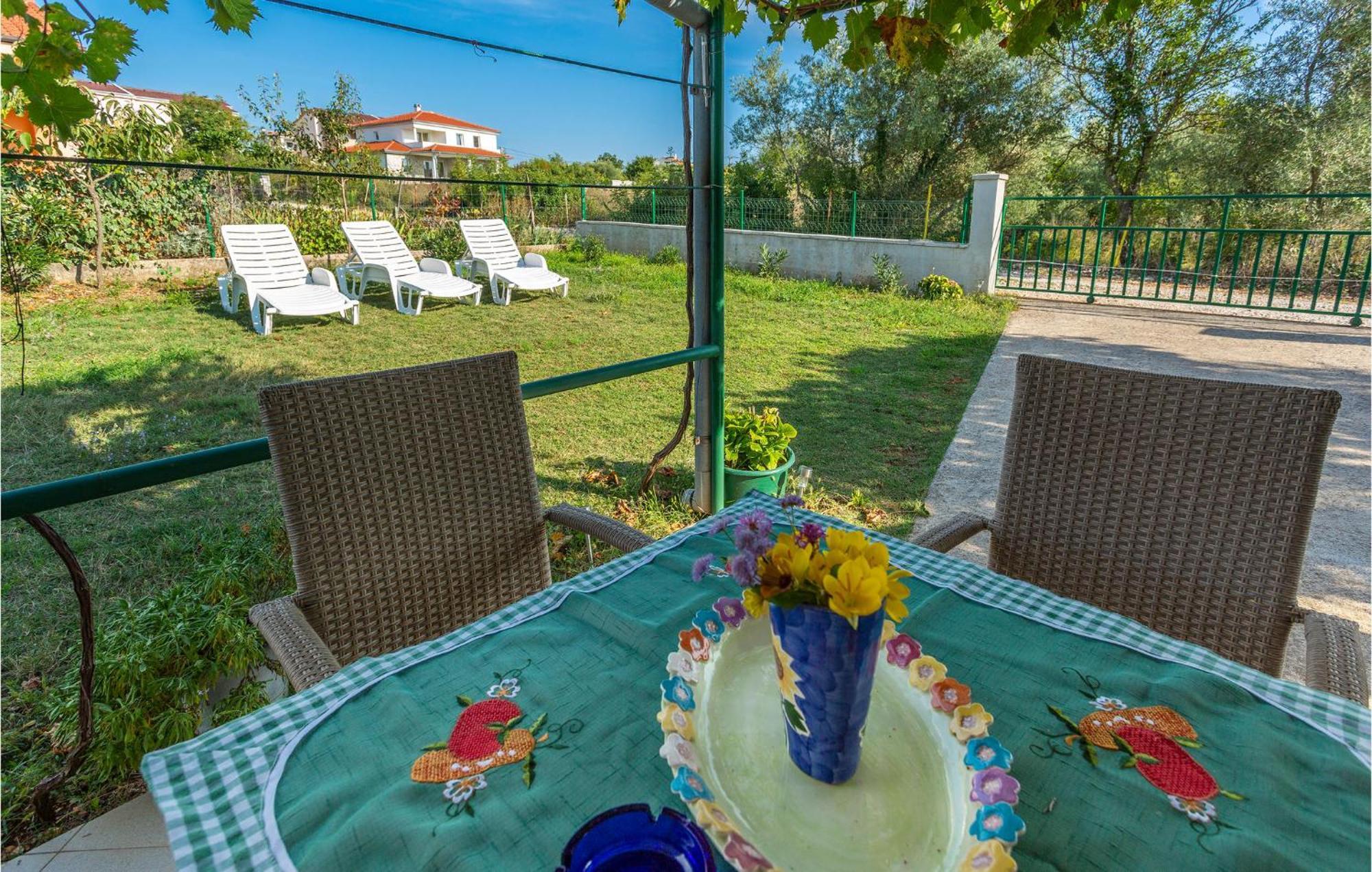 1 Bedroom Beautiful Apartment In Linardici Ngoại thất bức ảnh