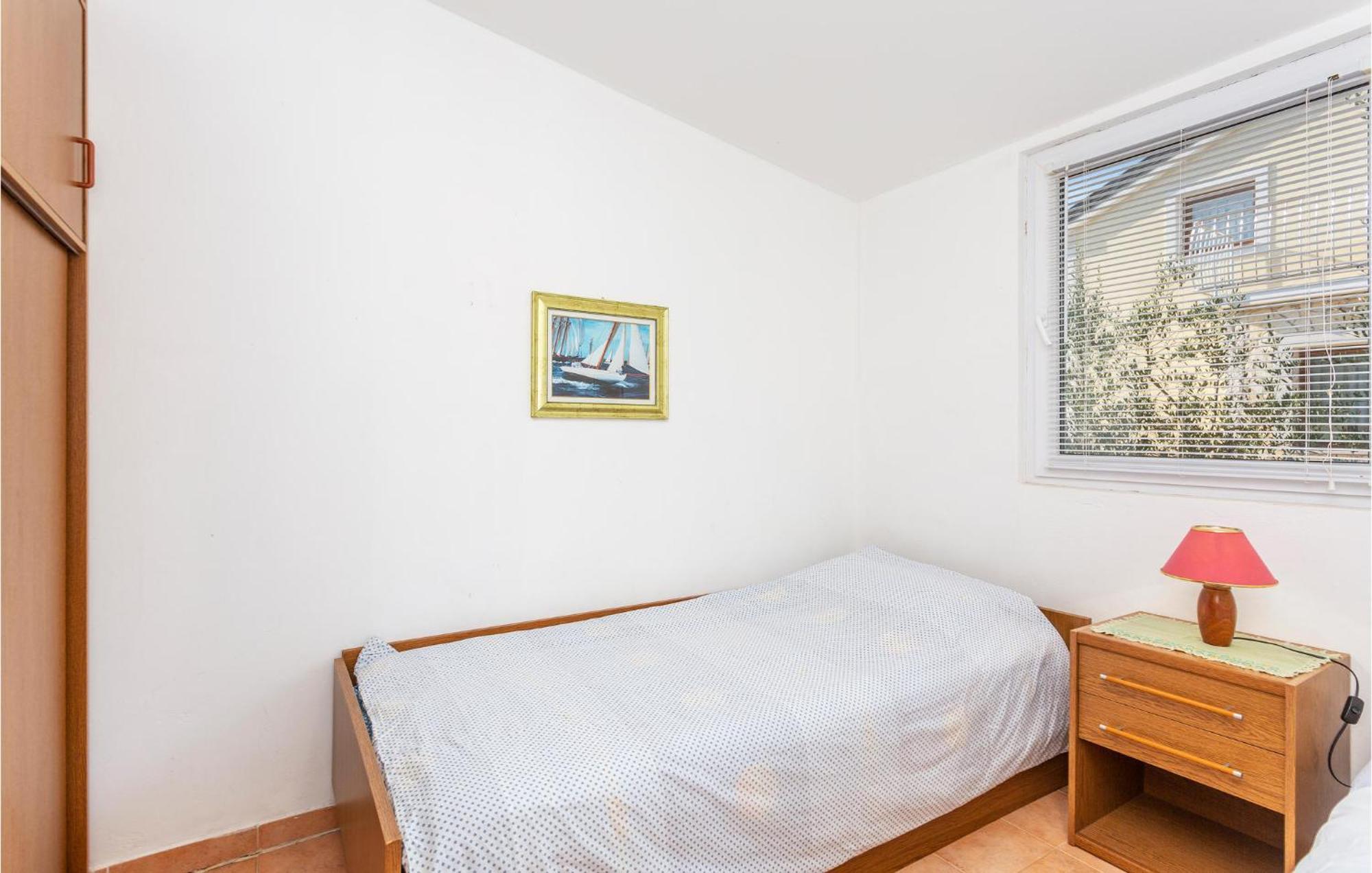 1 Bedroom Beautiful Apartment In Linardici Ngoại thất bức ảnh